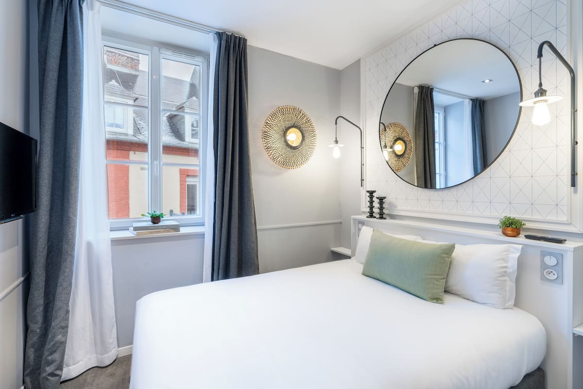 Quarto clássico | Roupas de cama premium, cofres nos quartos, escrivaninha