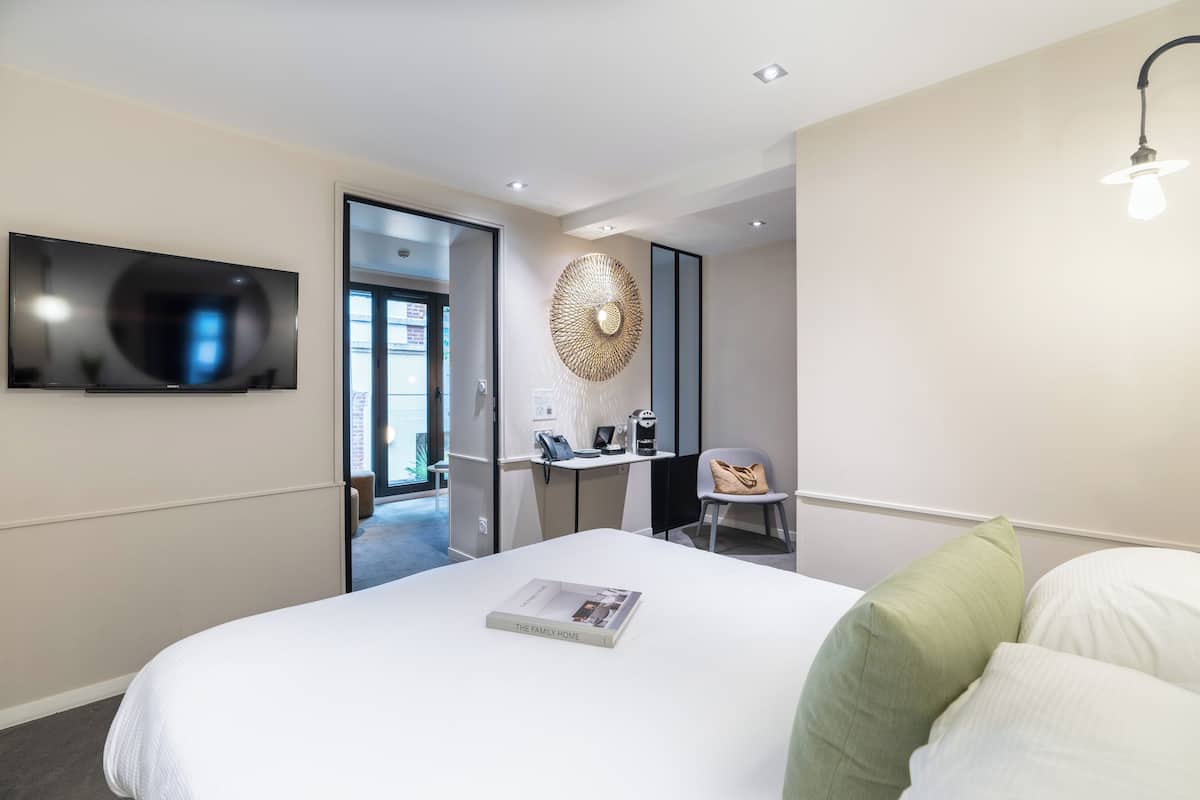 Suíte premium, 1 cama King e sofá-cama | Roupas de cama premium, cofres nos quartos, escrivaninha