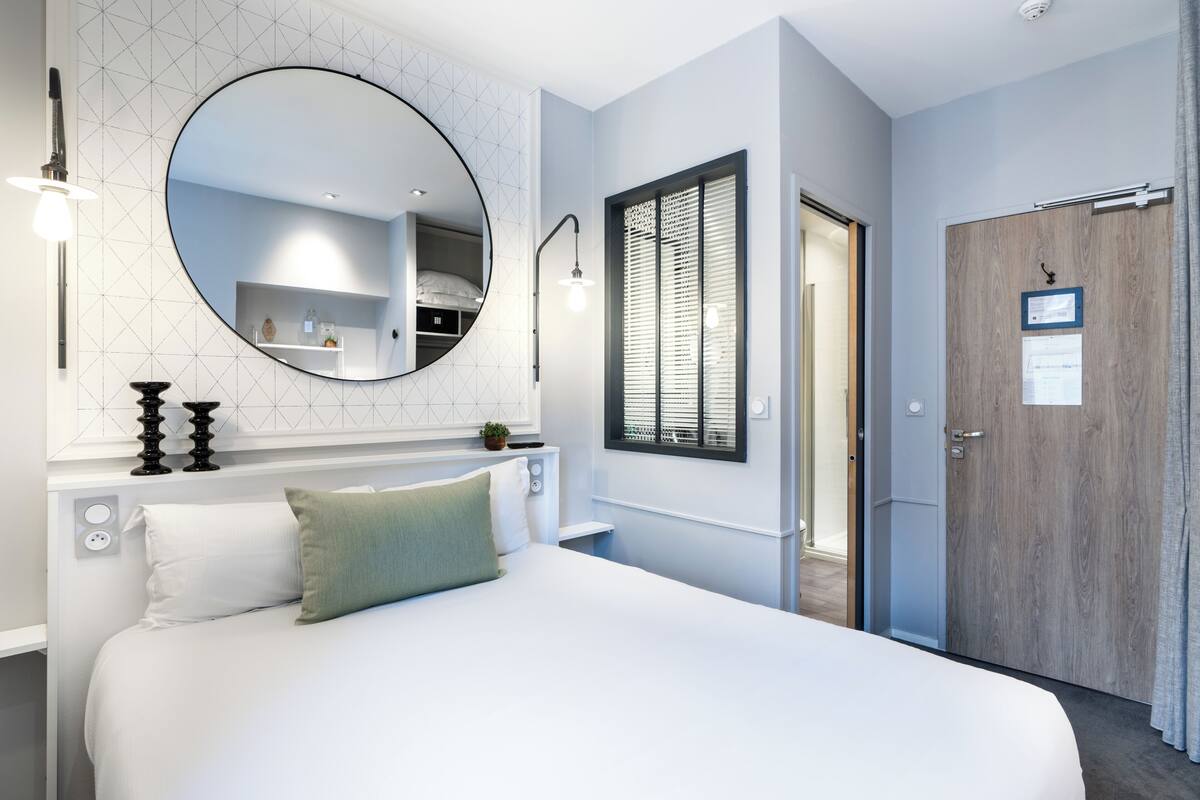 classic room | premium bedding, in-room safe, desk, soundproofing