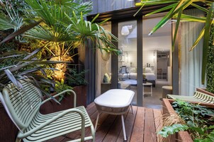 Ropa de cama de alta calidad y caja de seguridad en la habitación 