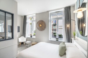 Ropa de cama de alta calidad y caja de seguridad en la habitación 