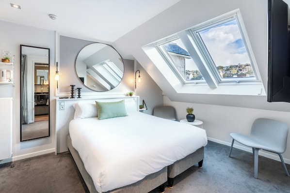 Familiesuite, 2 soverom | Sengetøy av topp kvalitet, safe på rommet, skrivebord og lydisolert