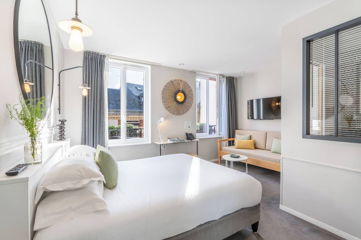 Quarto luxo, 1 quarto | Roupas de cama premium, cofres nos quartos, escrivaninha