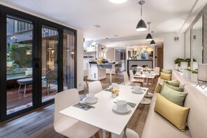 Café da manhã com buffet todos os dias (EUR 17 por pessoa)