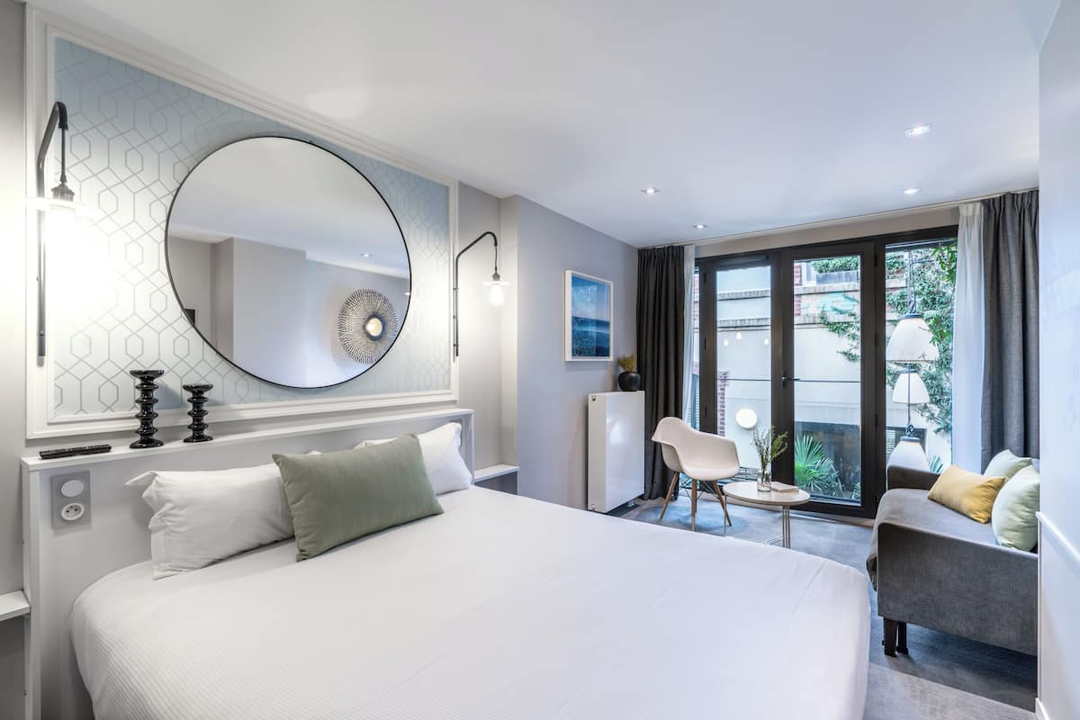 junior suite, 1 king bed with sofa bed | premium bedding, in-room safe, desk, soundproofing