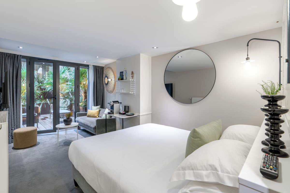 Junior suite, 1 kingsize bed met slaapbank | Luxe beddengoed, een kluis op de kamer, een bureau, geluiddichte muren