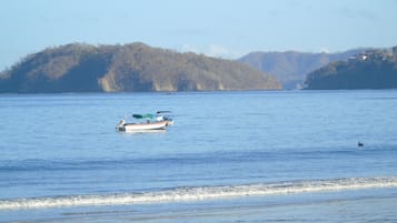 Pantai berhampiran