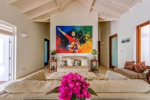 Luksusvilla, flere soverom, privat basseng, havutsikt | Oppholdsrom | TV