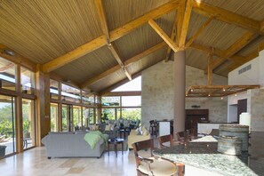 Casa Caiman - Villa | Área de sala de estar | Televisión de pantalla plana 