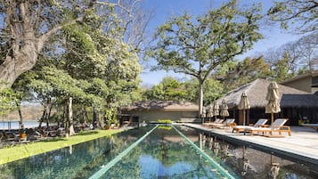 2 室外游泳池,无边泳池,池畔遮阳伞