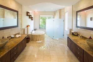 Casa Caiman - Villa | Badeværelse | Kombination af bruser/badekar, boblebadekar, gratis toiletartikler