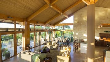 Casa Caiman - Villa | Living area | Flat-screen TV