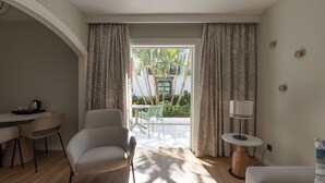 Une chambre moderne dotée d’un coin repas, d’un espace salon et offrant une vue sur l’extérieur.