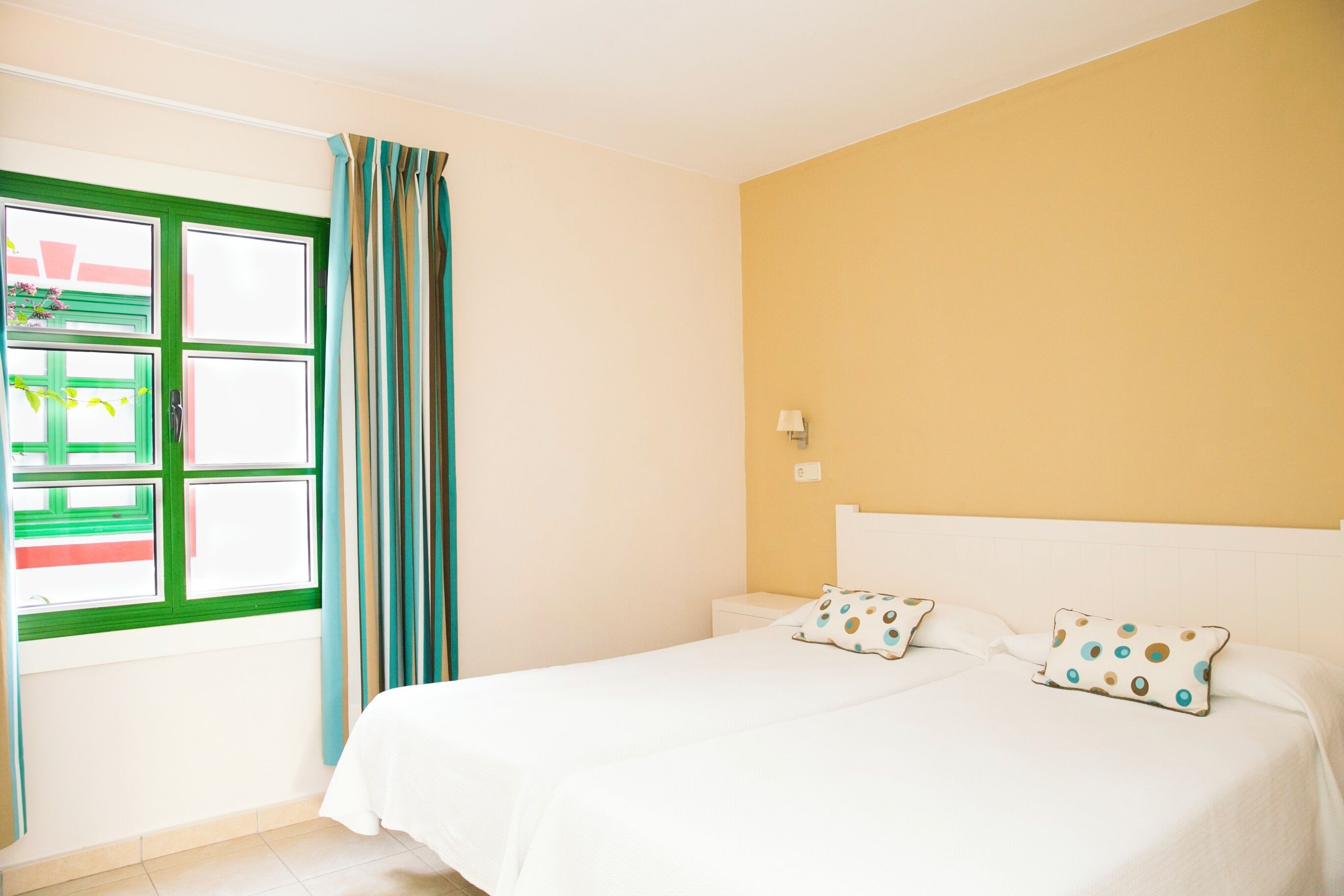 Caja de seguridad en la habitación y tabla de planchar con plancha 