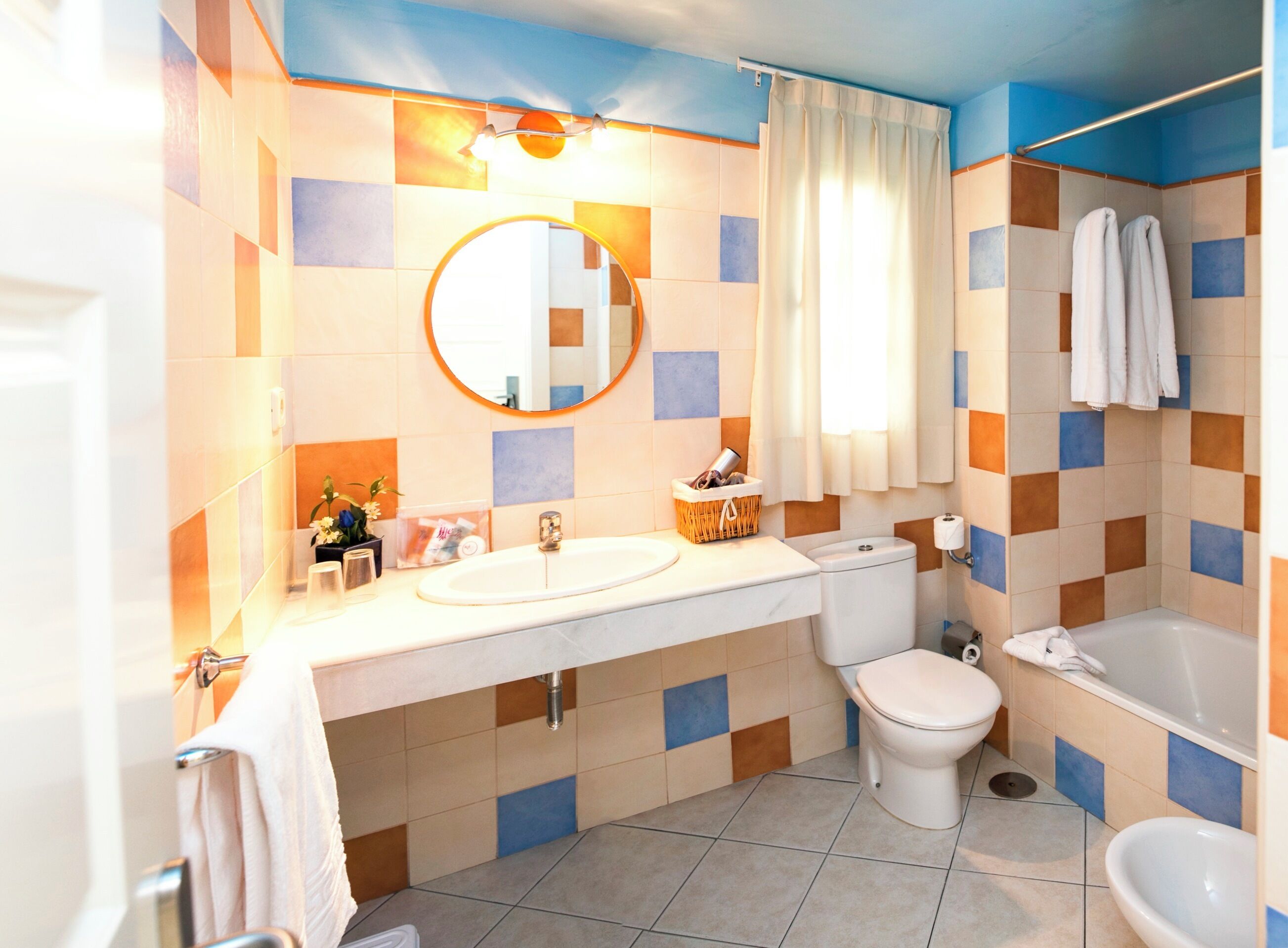 Zimmersafe, Bügeleisen/Bügelbrett, kostenloses WLAN, Bettwäsche