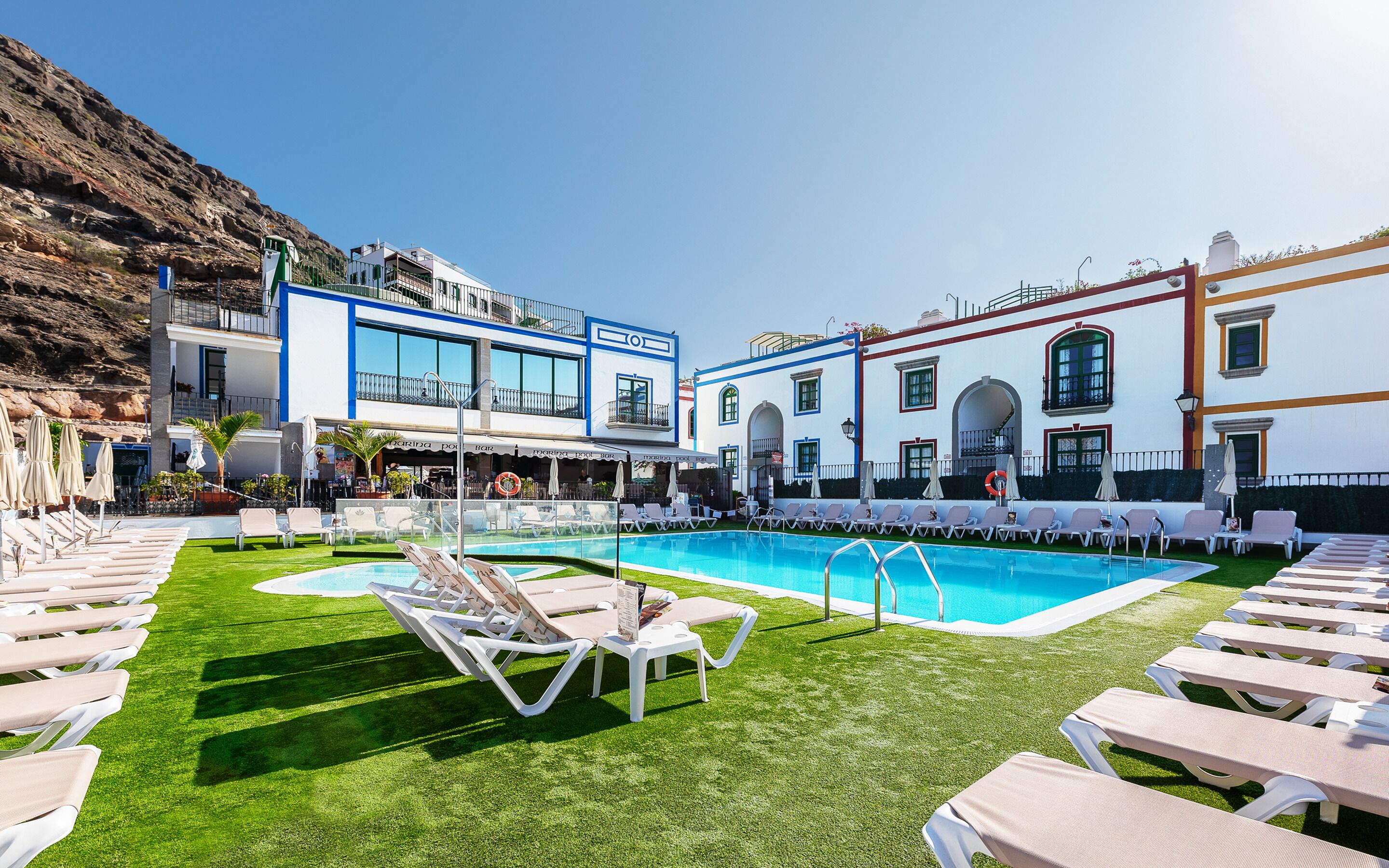 Piscina a l'aire lliure i gandules 