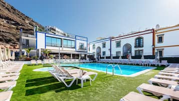 Outdoor pool, pool loungers