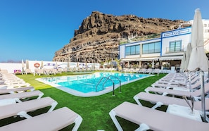 Outdoor pool, sun loungers - Apartamentos LIVVO Puerto de Mogán (Mogan)