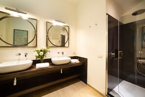 Shower, hair dryer, bidet, towels - Tenuta Torre Rossa Farm & Apartments (Impruneta)