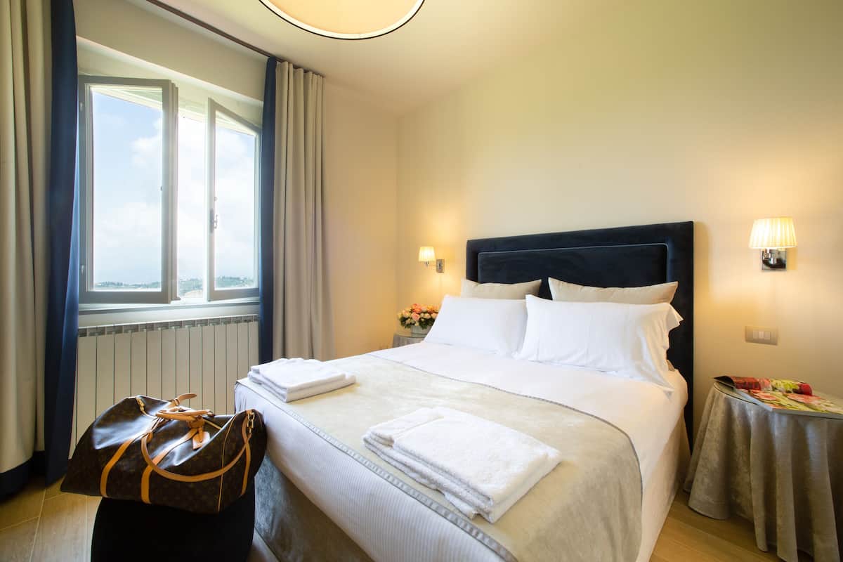 1 kamar tidur, seprai premium, dan selimut bulu angsa