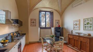 Apartment, 2 Schlafzimmer (Michelangelo) | Eigene Küche | Großer Kühlschrank, Mikrowelle, Ofen, Herdplatte