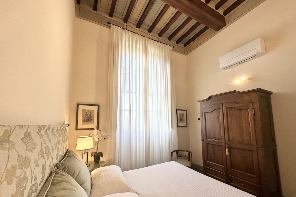 1 Schlafzimmer, hochwertige Bettwaren, Daunenbettdecken