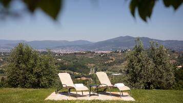 Piscina stagionale all'aperto, ombrelloni da piscina, lettini