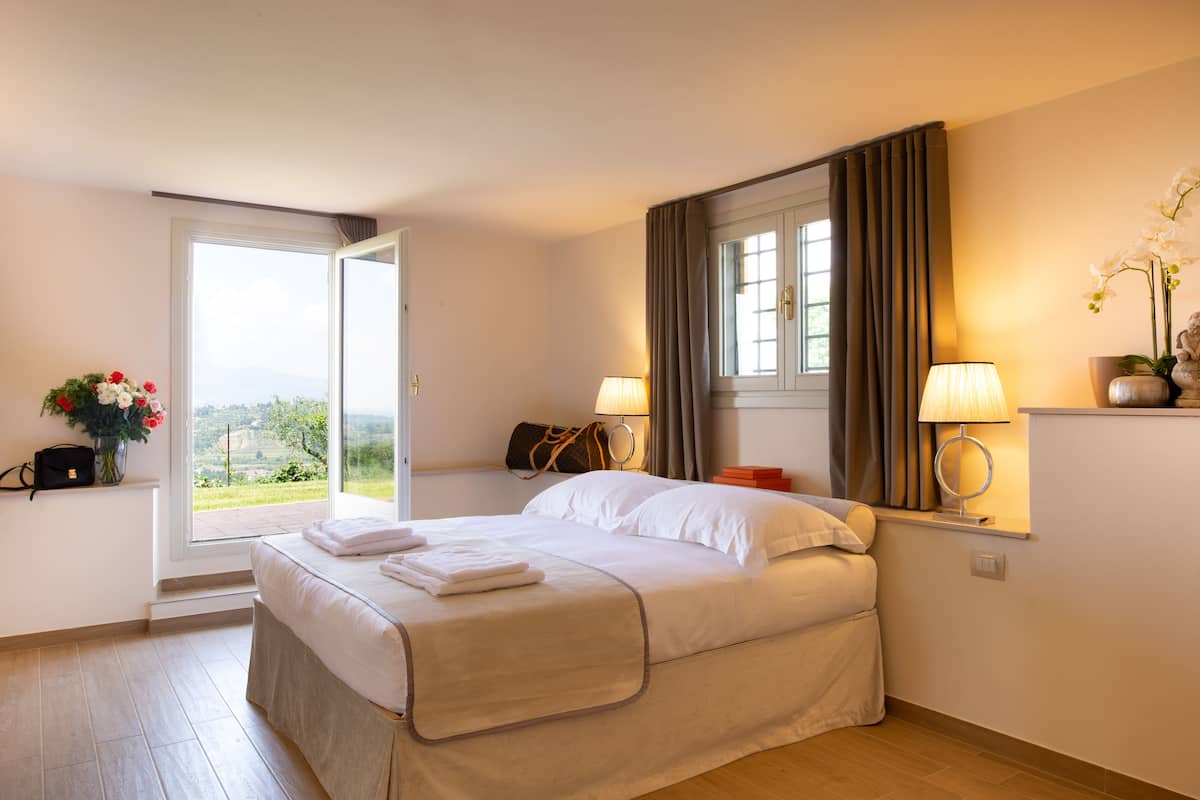 1 kamar tidur, seprai premium, dan selimut bulu angsa