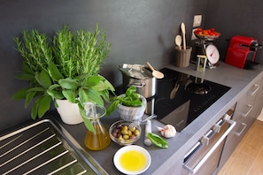 Full-size fridge, microwave, oven, stovetop - Tenuta Torre Rossa Farm & Apartments (Impruneta)