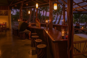 Petit déjeuner, déjeuner et dîner servis sur place