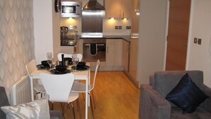Appartement, 2 chambres, 2 salles de bains | Repas dans la chambre