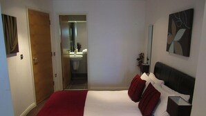 1 chambre, fer et planche à repasser, lit de bébé