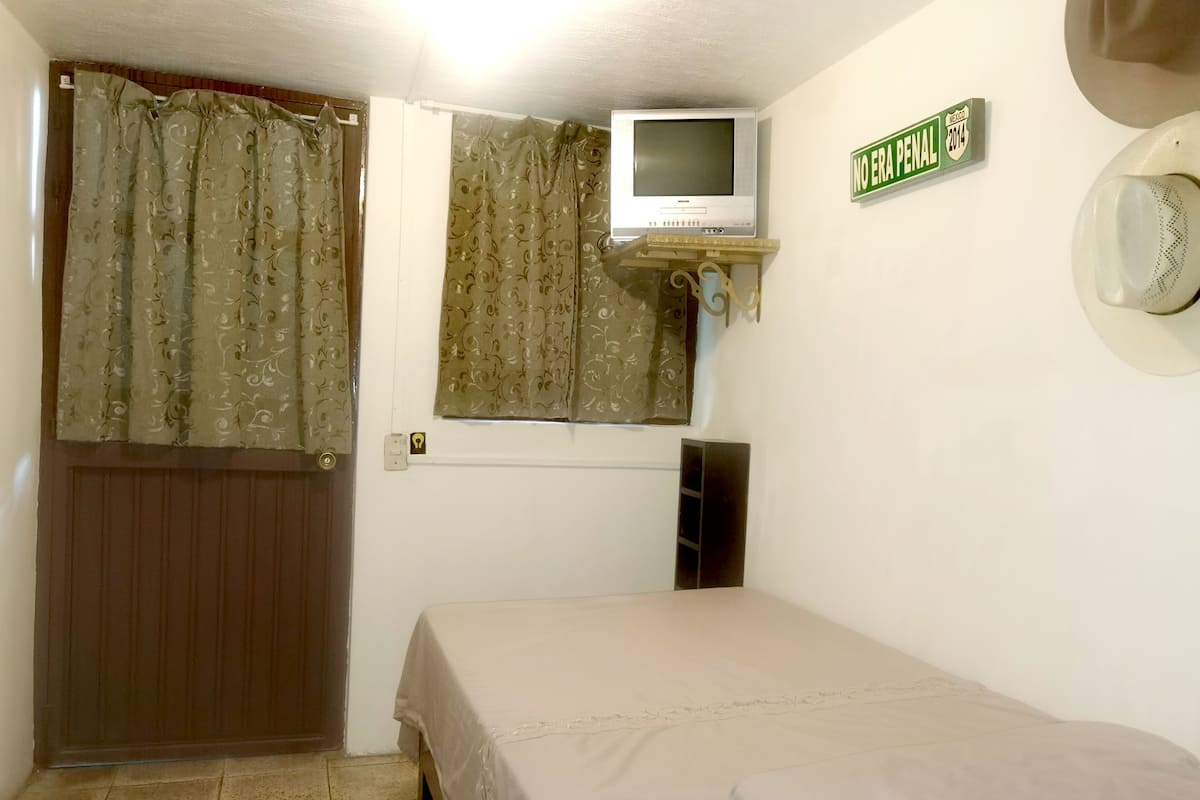 Basic Duplex, Multiple Beds, Shared Bathroom