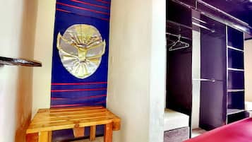 Dormitorio compartido básico, dormitorio mixto, baño en la habitación | Sábanas de algodón egipcio y ropa de cama hipoalergénica