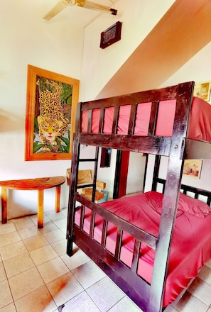 Dormitorio compartido básico, dormitorio mixto, baño en la habitación | Sábanas de algodón egipcio y ropa de cama hipoalergénica 