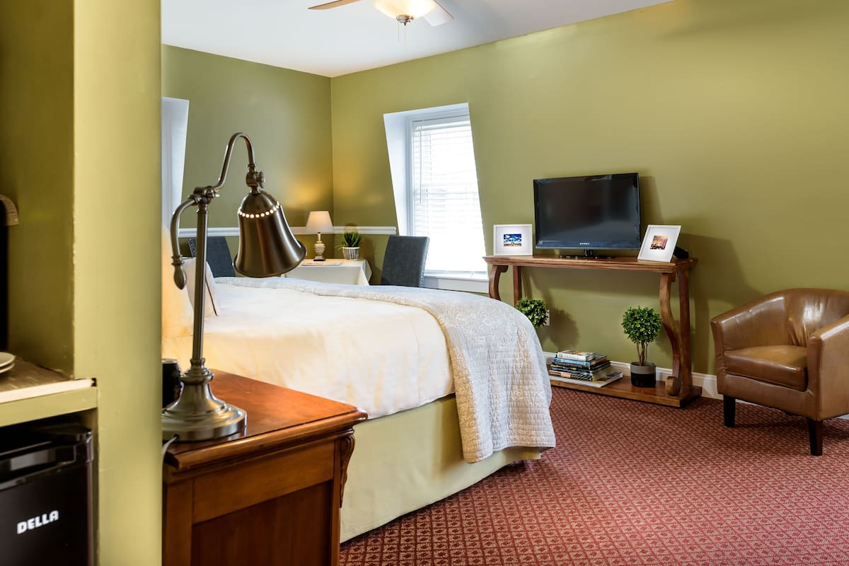 Deluxe Room, 1 King Bed (Room 9)