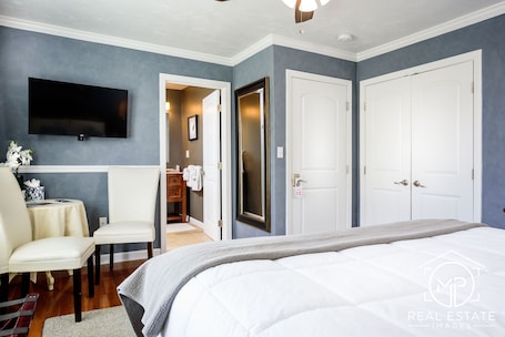 Deluxe kamer, 1 kingsize bed (Room 12) | Luxe beddengoed, Tempur Pedic-bedden, een strijkplank/strijkijzer. Bouchard Inn & Restaurant