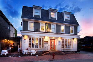 Exterior - Bouchard Inn & Restaurant (Newport)