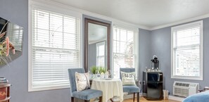 Deluxe Room, 1 King Bed (Room 15) | Premium bedding, Tempur-Pedic beds, iron/ironing board - Bouchard Inn & Restaurant (Newport)