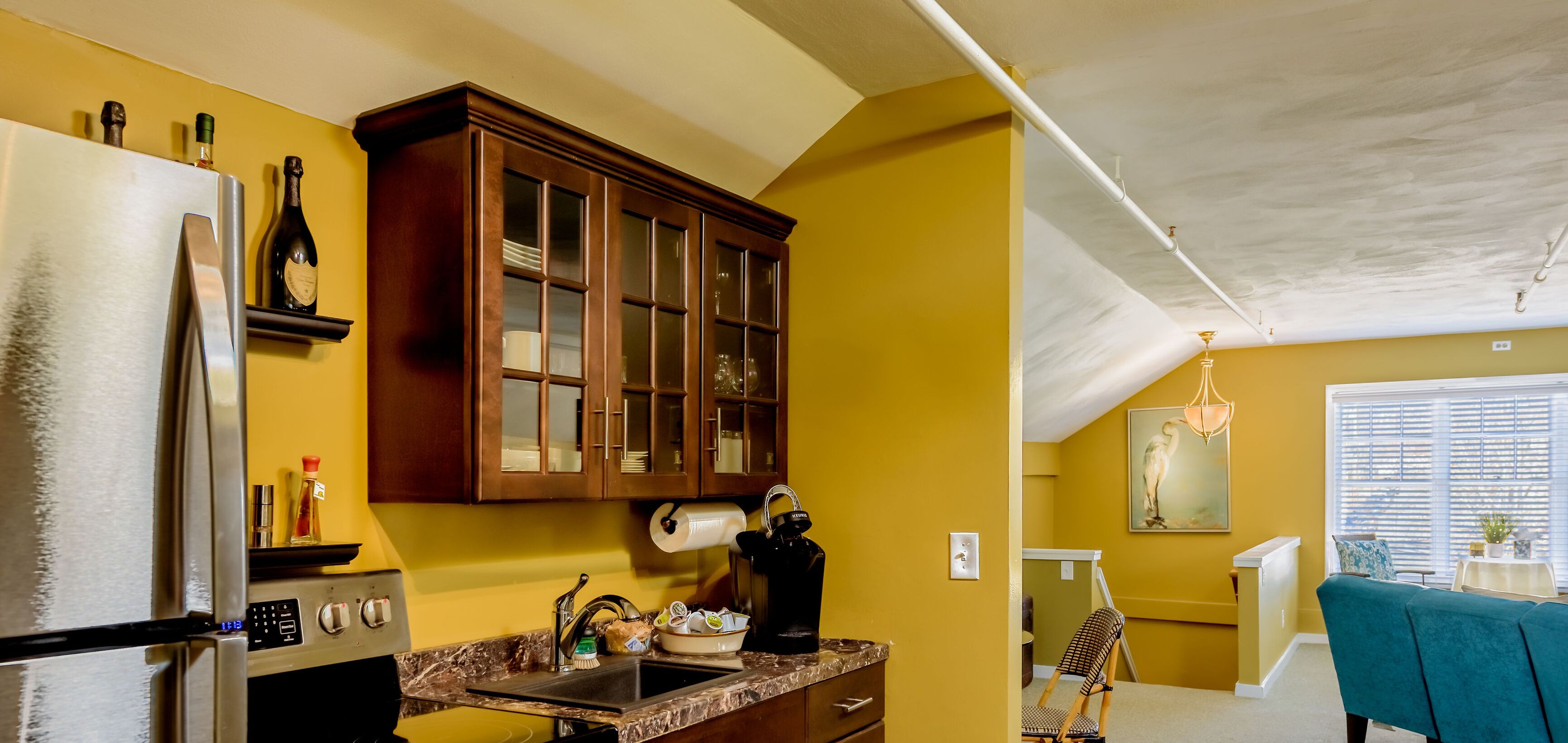 Una cocina con refrigerador, estufa y armarios de madera.