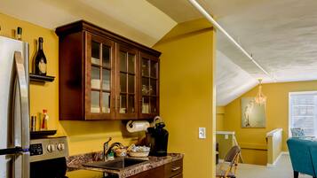 Una cocina con refrigerador, estufa y armarios de madera.