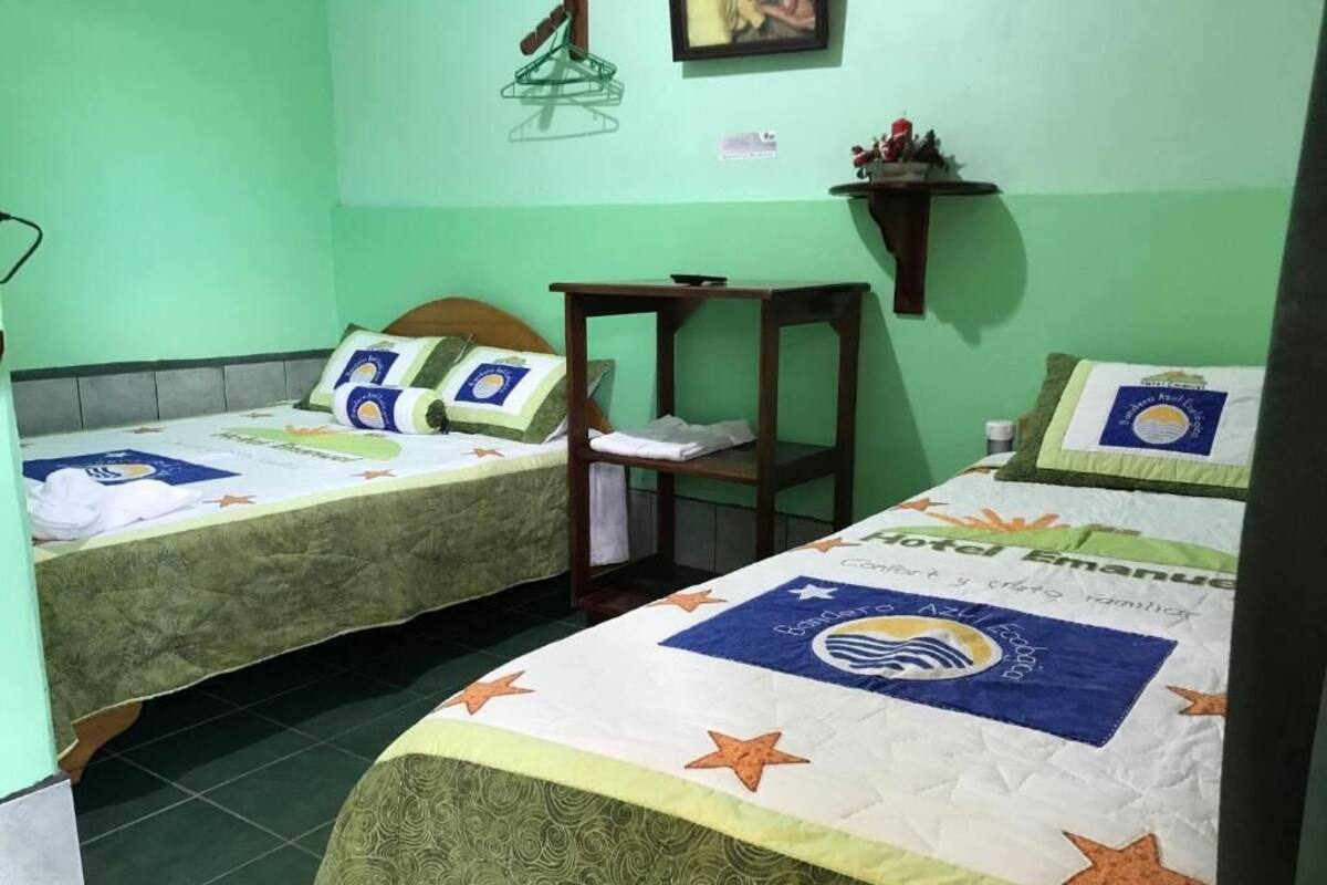 ห้องสแตนดาร์ดดับเบิลหรือทวิน, เตียงเดี่ยว 2 เตียง, ห้องน้ำในตัว | เครื่องนอนระดับพรีเมียม, ตู้นิรภัยในห้องพัก, โต๊ะทำงาน, Wi-Fi ฟรี