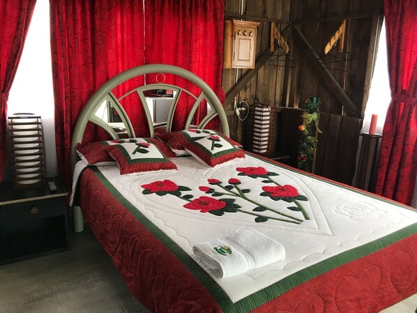 Ropa de cama de alta calidad y caja de seguridad en la habitación 