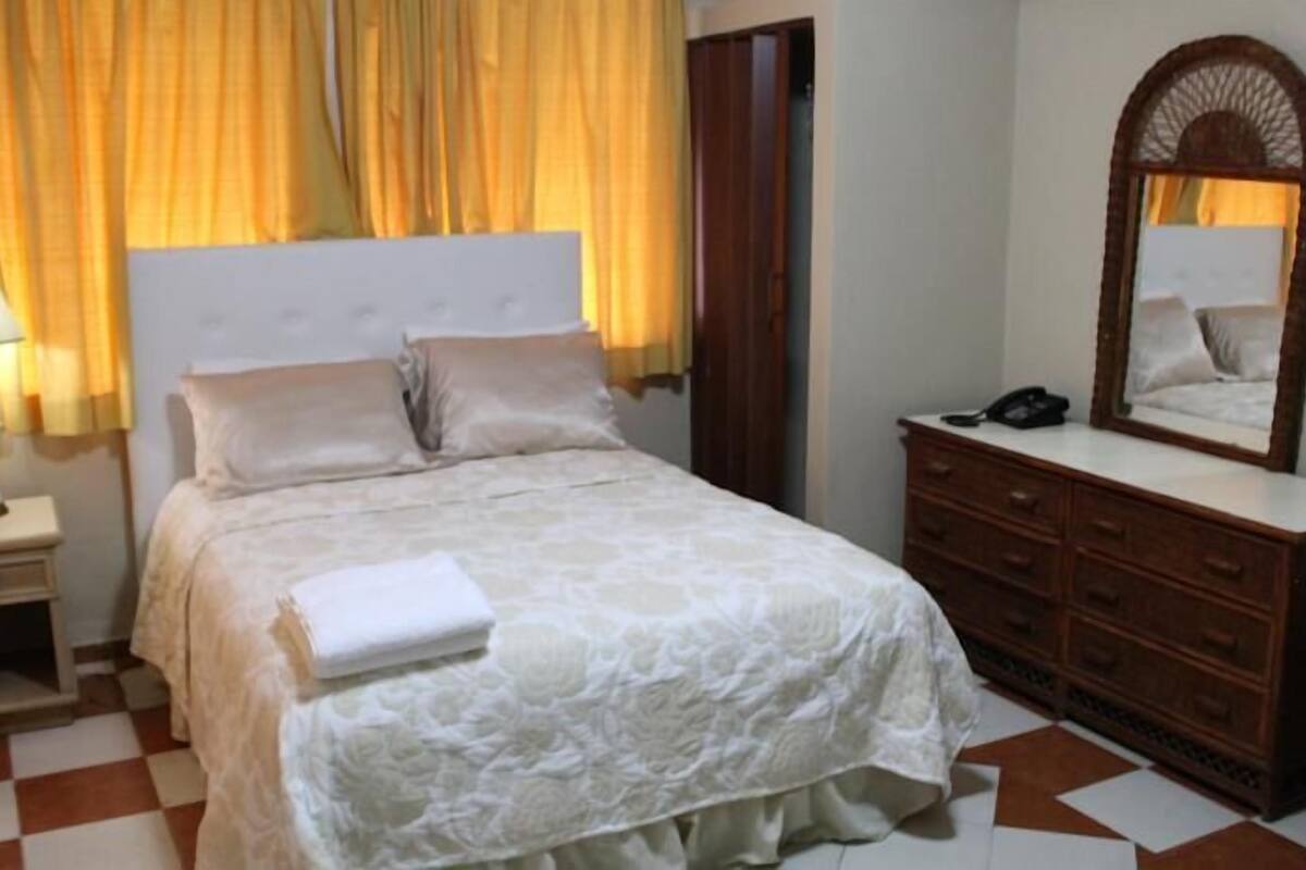 Chambre Double Standard, 1 grand lit | Bureau, chambres insonorisées, Wi-Fi gratuit