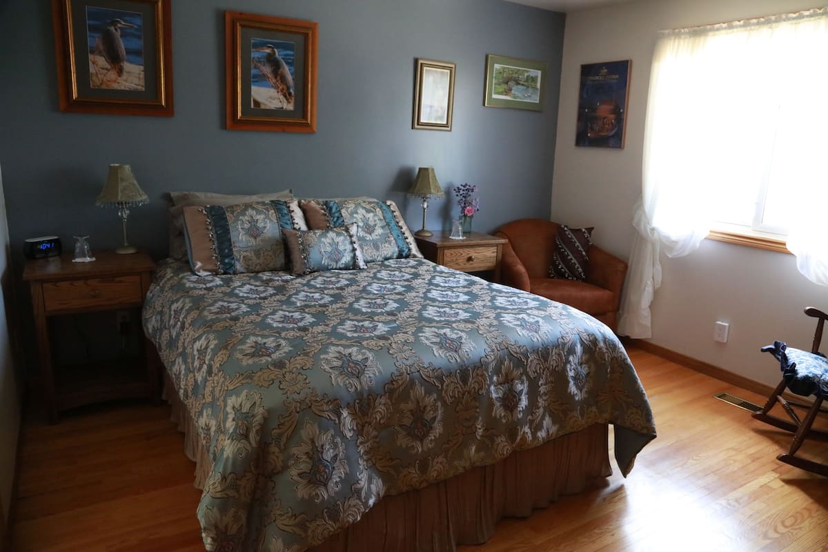 Habitación superior, 1 cama Queen size, baño en la habitación, vista al jardín | Ropa de cama de alta calidad y decoración personalizada
