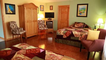 Family Quadruple Room, Ensuite | Premium bedding, individually decorated, individually furnished