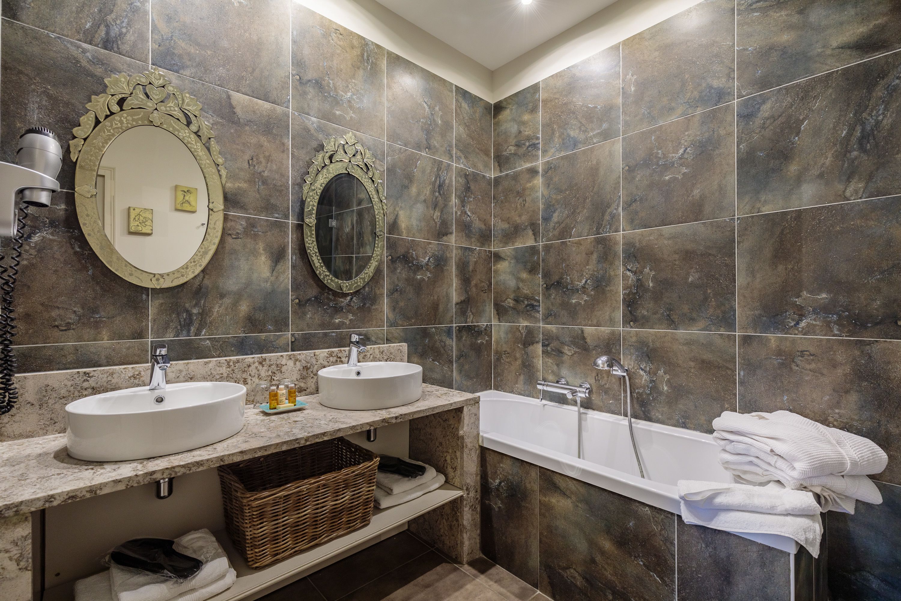 suite avec terrasse (f) | bathroom | free toiletries, hair dryer, towels