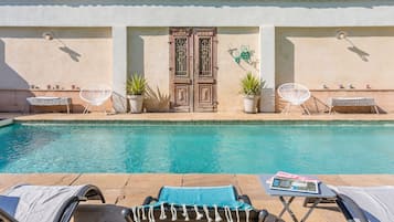 Piscine couverte, piscine extérieure (ouverte en saison)