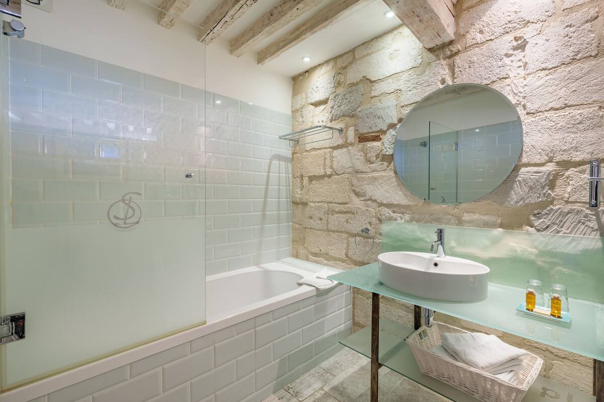 double privilege (c) | bathroom | free toiletries, hair dryer, towels