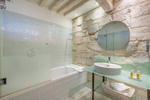 Habitació doble prèmium | Bany | Articles de tocador gratuïts, assecador de cabells i tovalloles 
